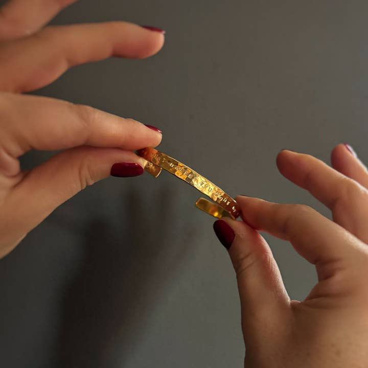 Vergoldetes Armband mit Gravur – Ursprung - "Folge dem, was dich von innen heraus erleuchtet" für den Großhandel von MARLAH