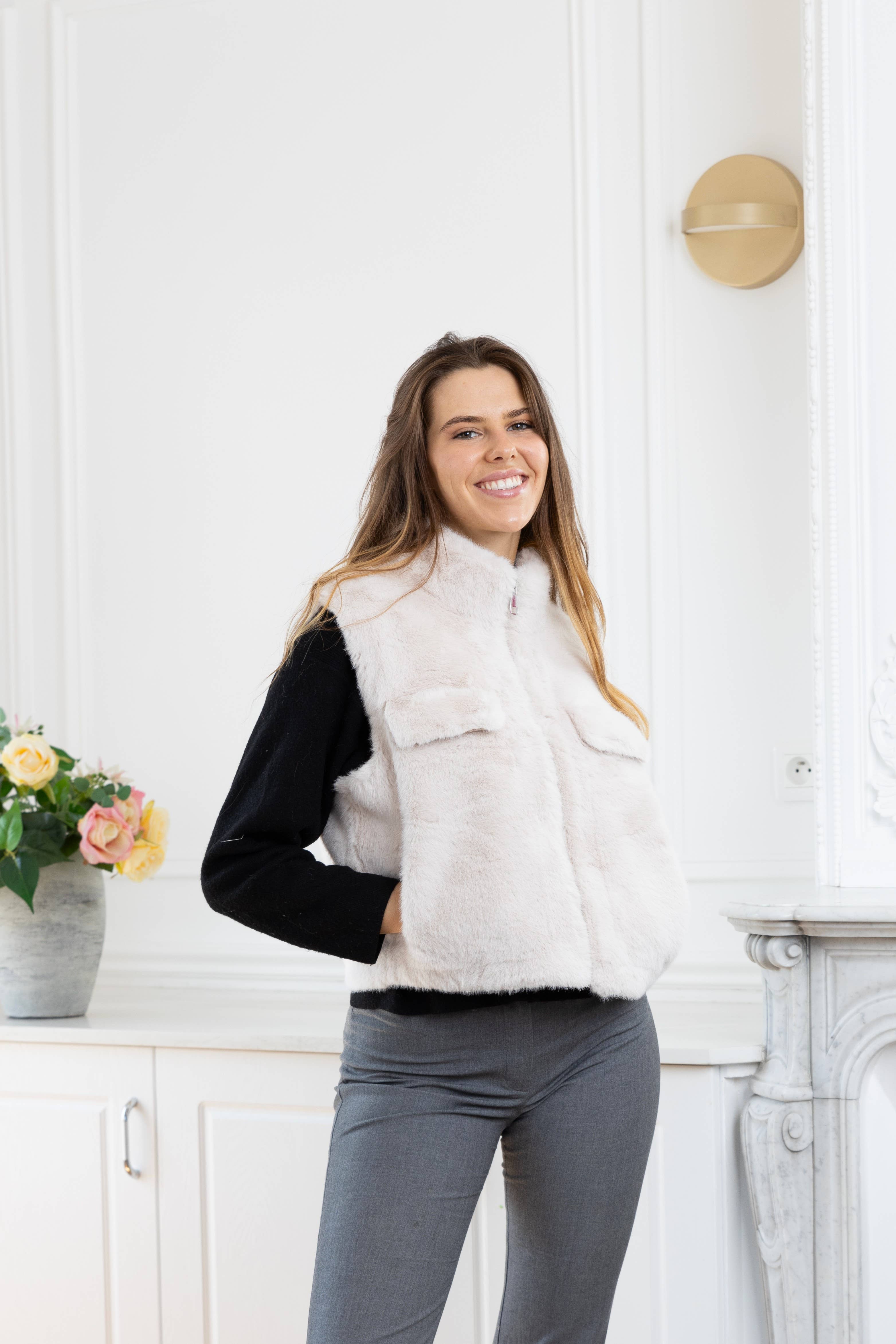 LINETA - Wholesale Outerwear Vest - Women's - F-4 Sleeveless faux fur vest with zipper4