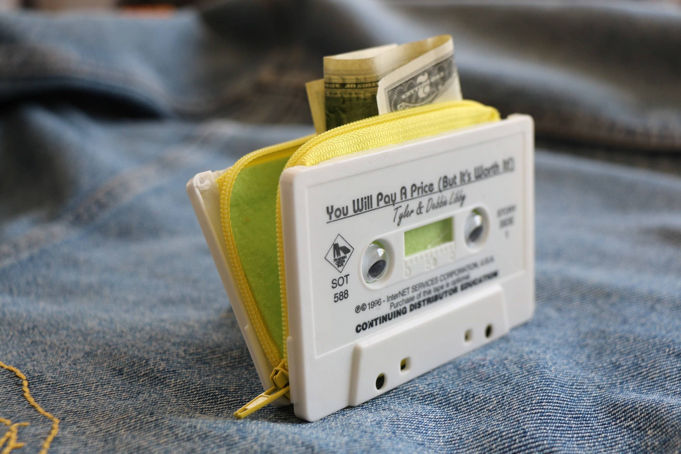 June Bunch Studio – wholesale Myntväska - Dam – Retro anpassad kassettbandplånbok/myntväska3