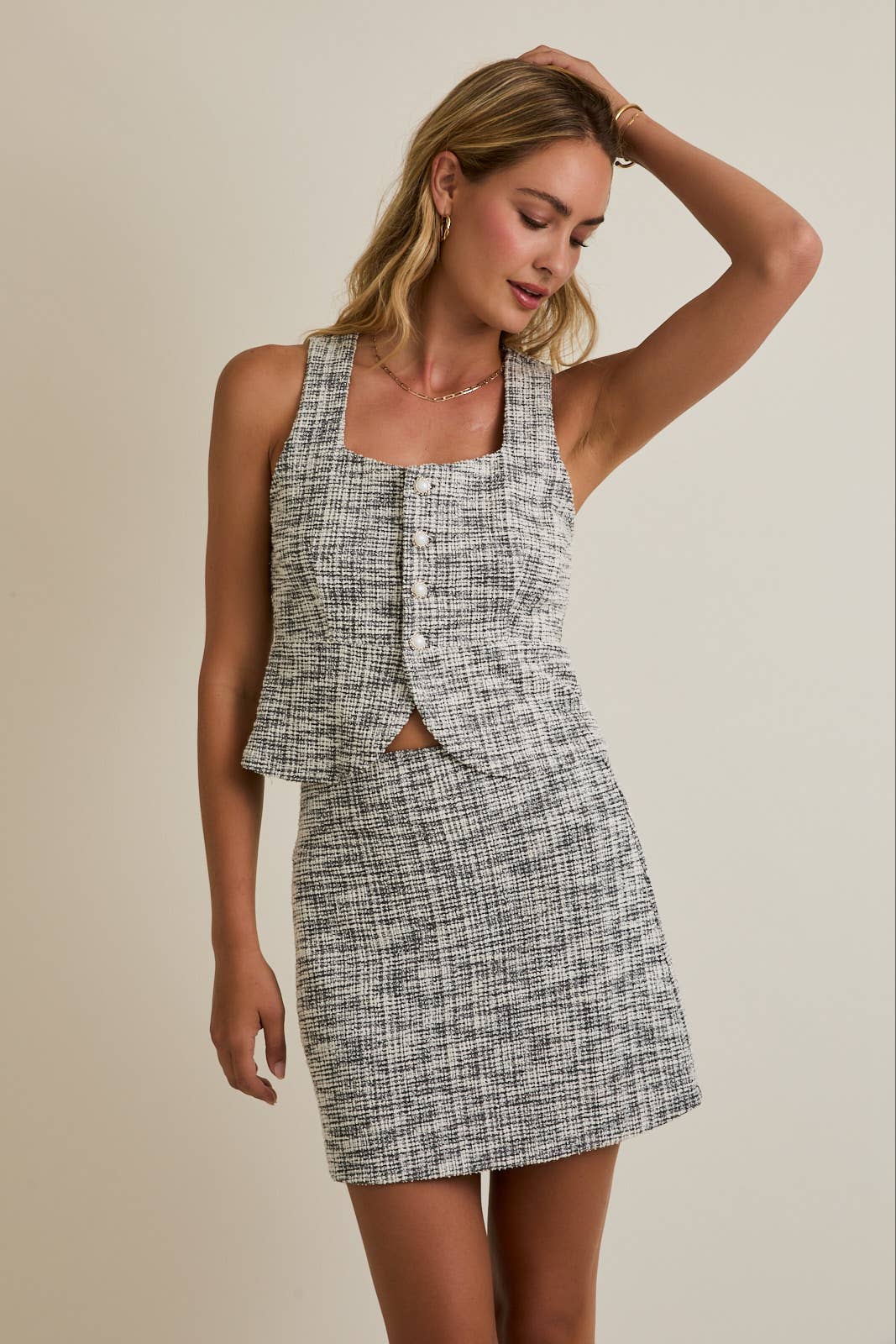 NOIR-BLANC HAUT SANS MANCHES EN TWEED À BOUTONS en vente sur Faire0