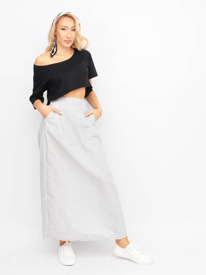 Maxirock mit Tupfen in Weiß und Schwarz für den Großhandel von Kalimera Clothing Athens
