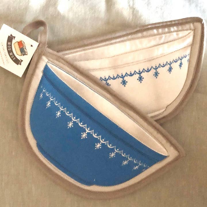 ModMoxGoods - Wholesale Oven Mitt/Pot Holder - 2 Potholders - Pyrex Snowflake Garland Bowl Shape Potholders