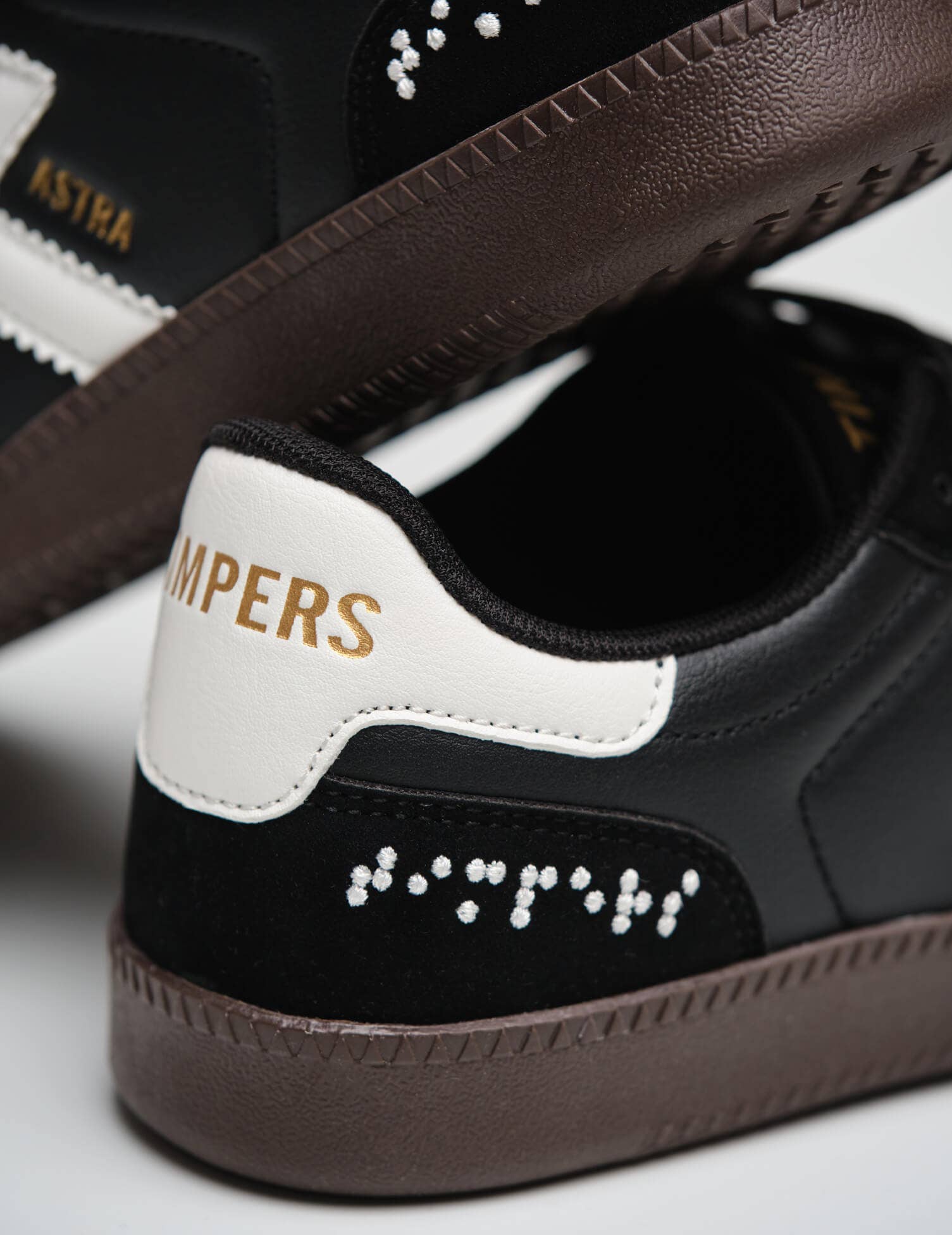 Timpers - Wholesale Lifestyle Sneakers - Unisex - Zapatillas veganas negras diseñadas por personas con discapacidad4
