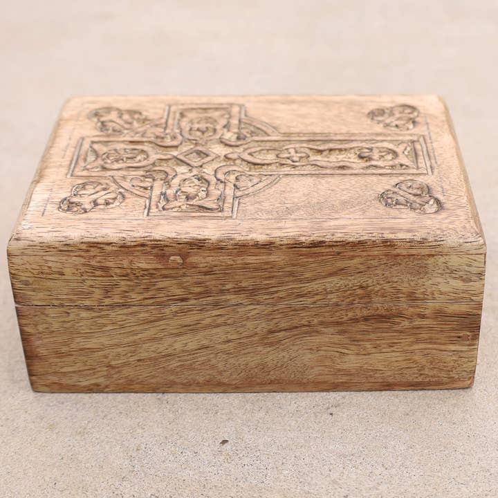 Lungta Imports – Großhandel Schmuckschatulle/-Organizer – Handgeschnitzte Holzbox mit keltischem Kreuz, Aufbewahrungsbox für Schmuck