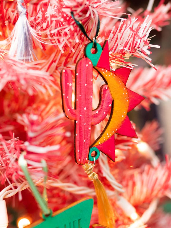 Ornamento Pintado a Mano de Saguaro Rosa Cactus del Oeste para venta al por mayor de Pink Puddle Studio