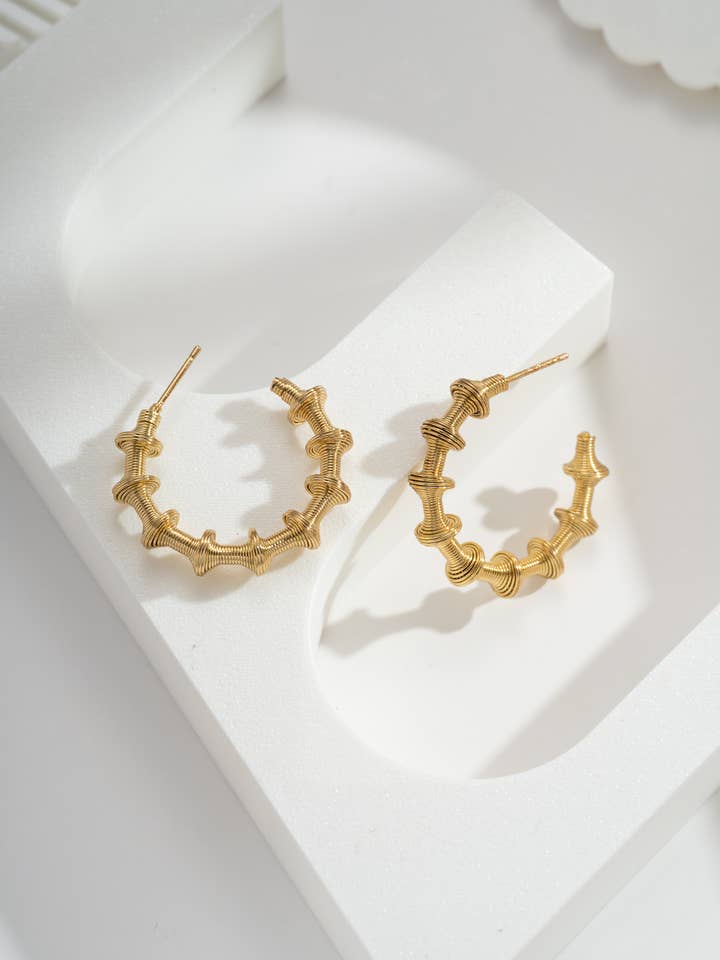 Guldfarvede ribbede creoler i rustfrit stål med spiralstruktur for engroshandel hos COSMOS