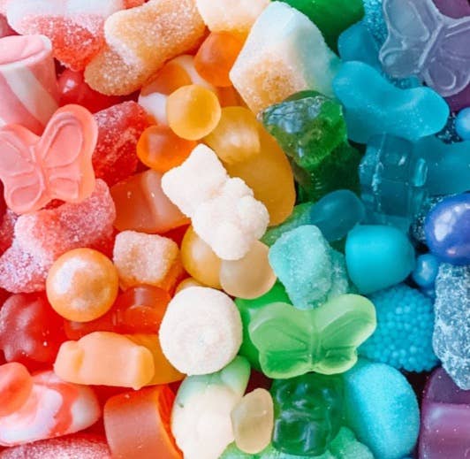 Candy by J.Co – wholesale Gelégodis – Regnbågsgodis konstlåda1