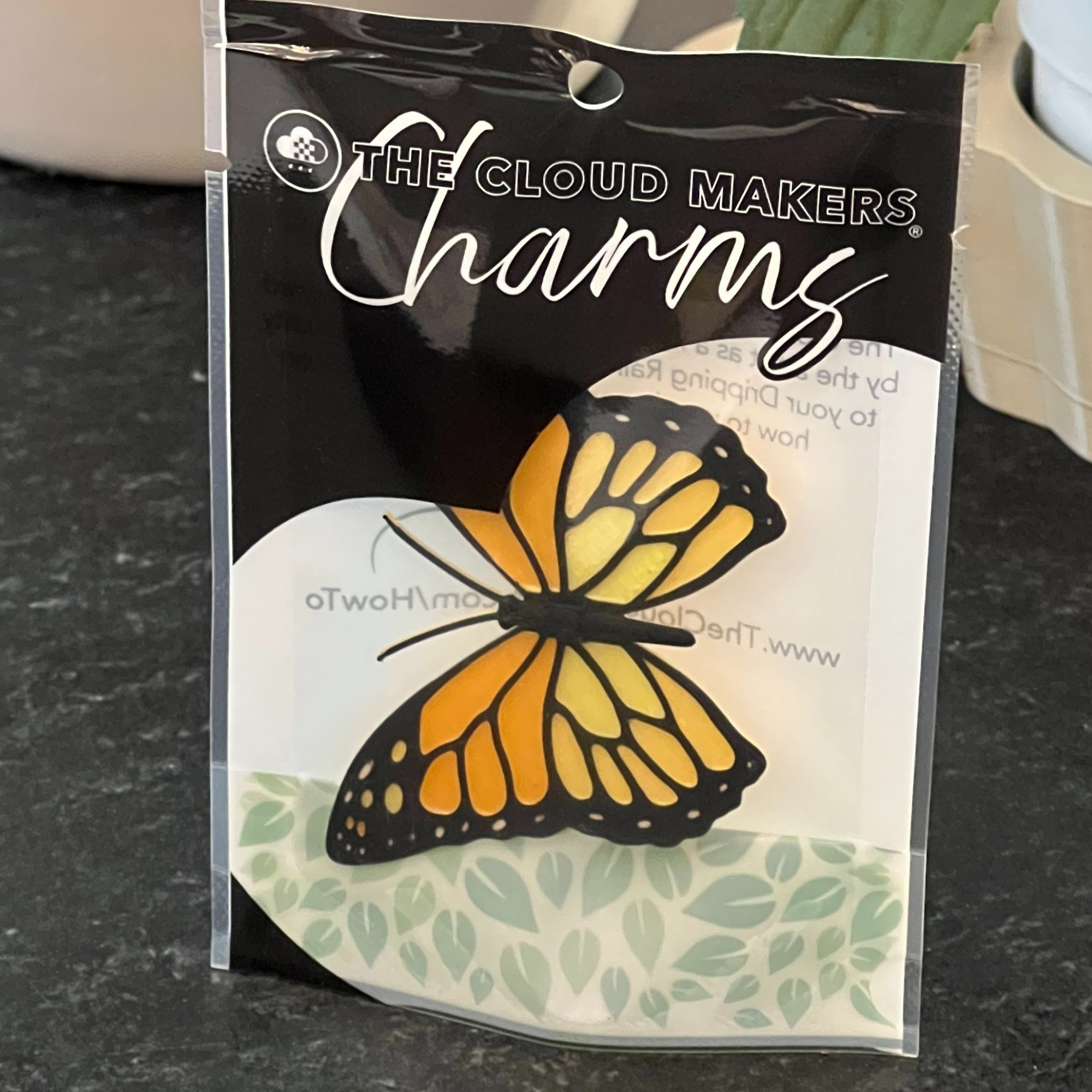 The Cloud Makers – Engroshandel Plantekrukke – Orange sommerfuglcharme til dryppende regnskyer8