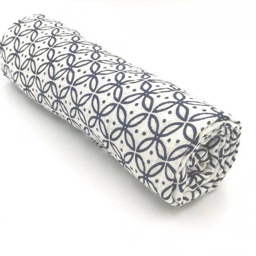 Organic Muslin Swaddle L&M Motif Navy for engroshandel hos Lily and Mortimer