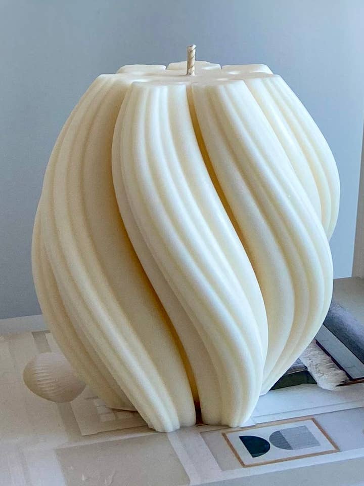 The Swirl Candle - Sculpture - Bougie de soja esthétique pour la vente par Hellen’s Boutique