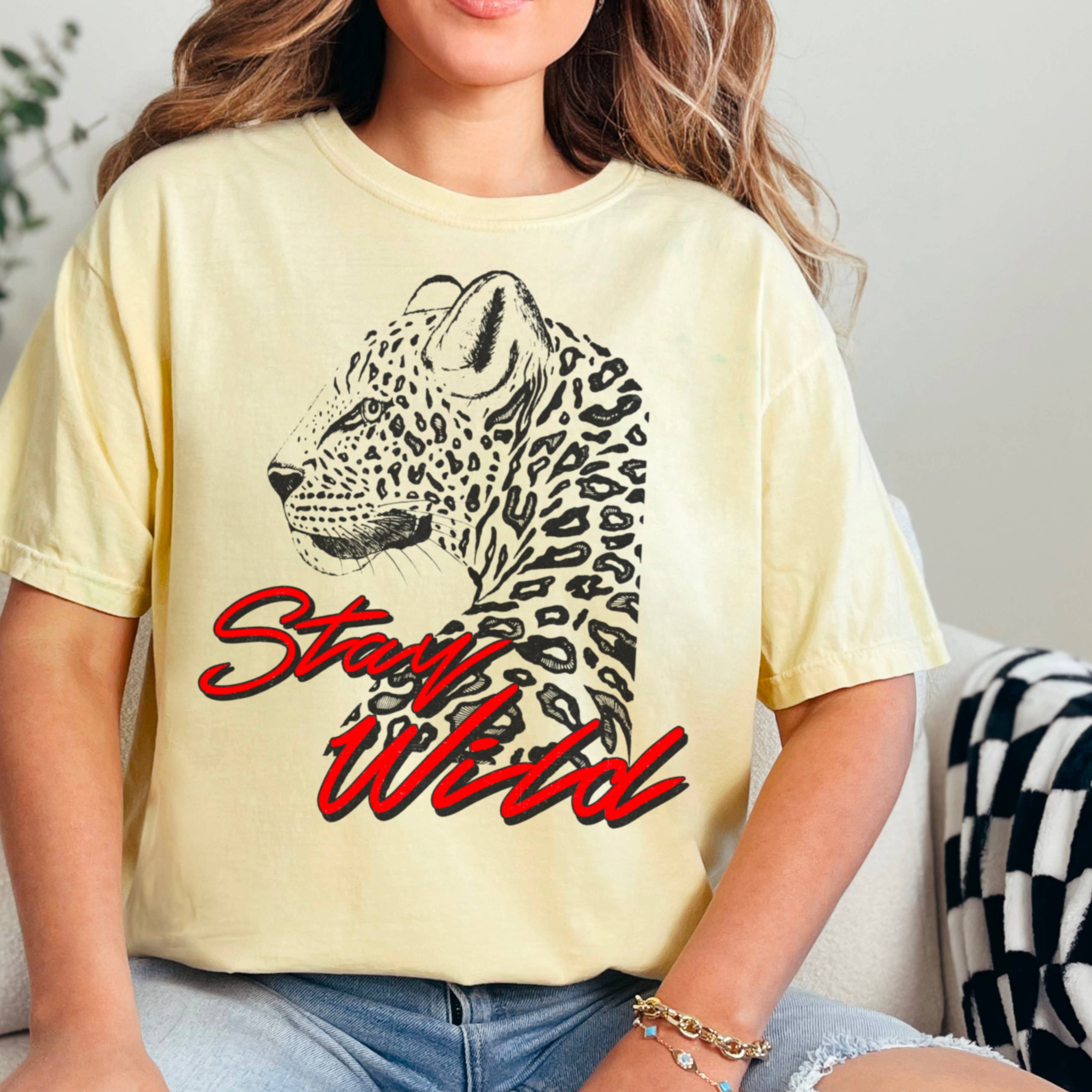 Shoppe SHC - Vendita all'ingrosso Tunica - Donna - Maglietta Grafica Retro Grunge Stay Wild | Comfort Color3