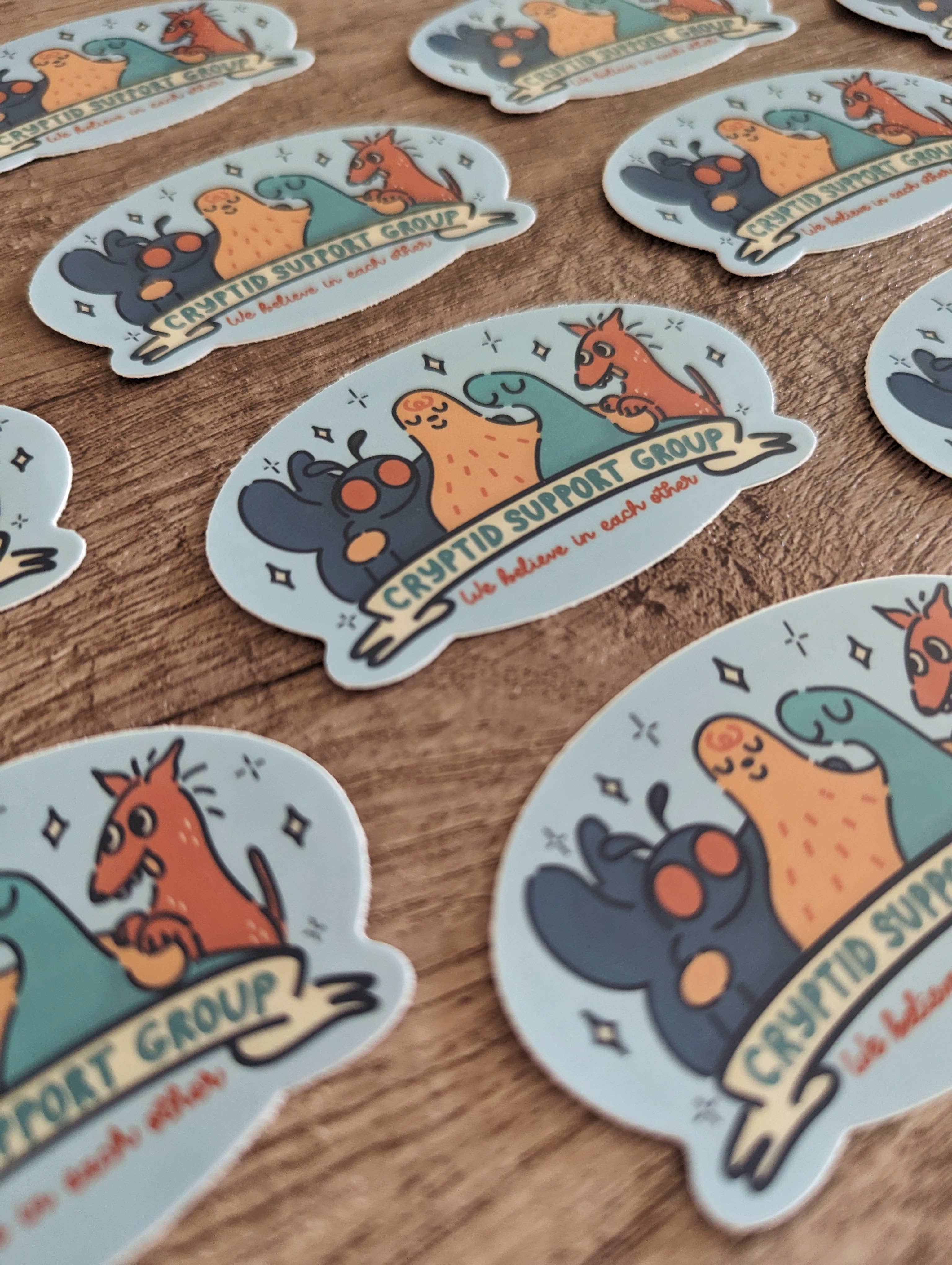 Sadsquatch – Großhandel Aufkleber – Cryptid Support Group - Süßer Sasquatch Mothman Vinyl-Aufkleber1