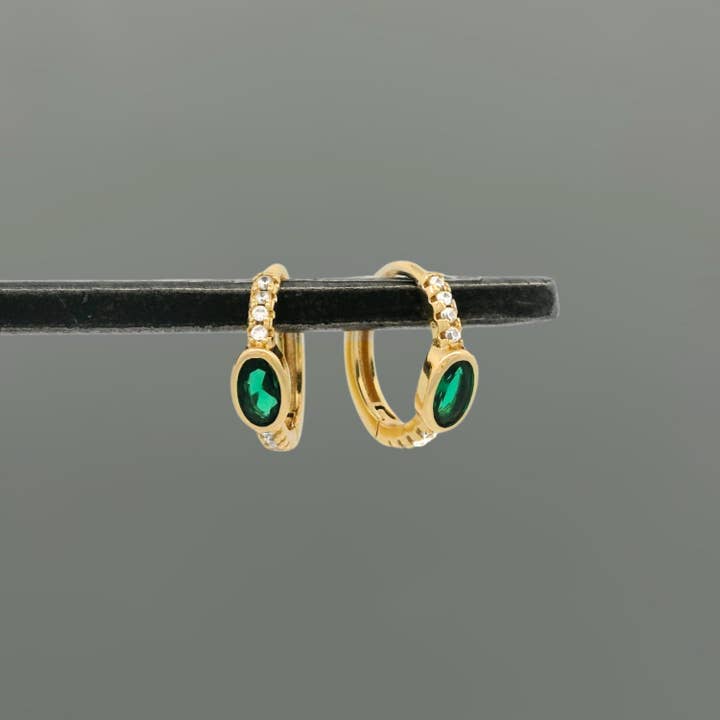 Orecchini a cerchio con pavé ovale in oro, smeraldo e zirconi cubici. per la vendita all'ingrosso da parte di Something Silver