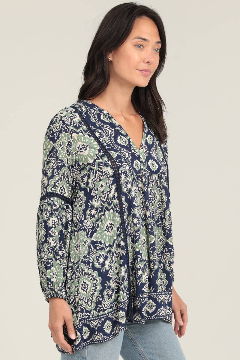 Nostalgia – Großhandel Tunika – Damen – N2S42-A902 BEDRUCKTES LANGARMSHIRT MIT SPITZENBESATZ TUNIKA OBERTEIL2