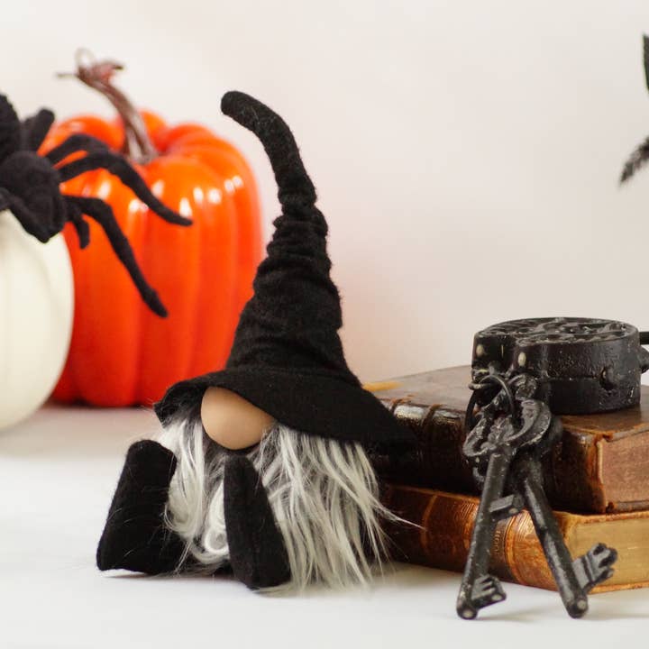 Gnomevillestudios - Wholesale Decorative Figurine - Black- Librarian wizard gnome