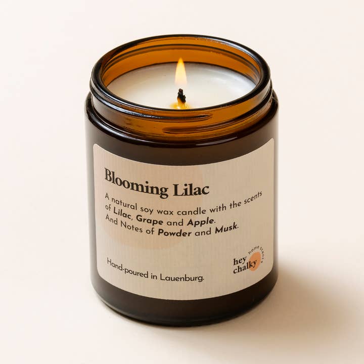 Blühender Flieder 155 g. Sojakerze | Hergestellt in Deutschland | Handgemacht für den Großhandel von Hey Chalky GmbH