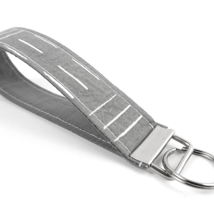 Porte-clés lignes blanches grises pour la vente par Designs By Rachel Lynn