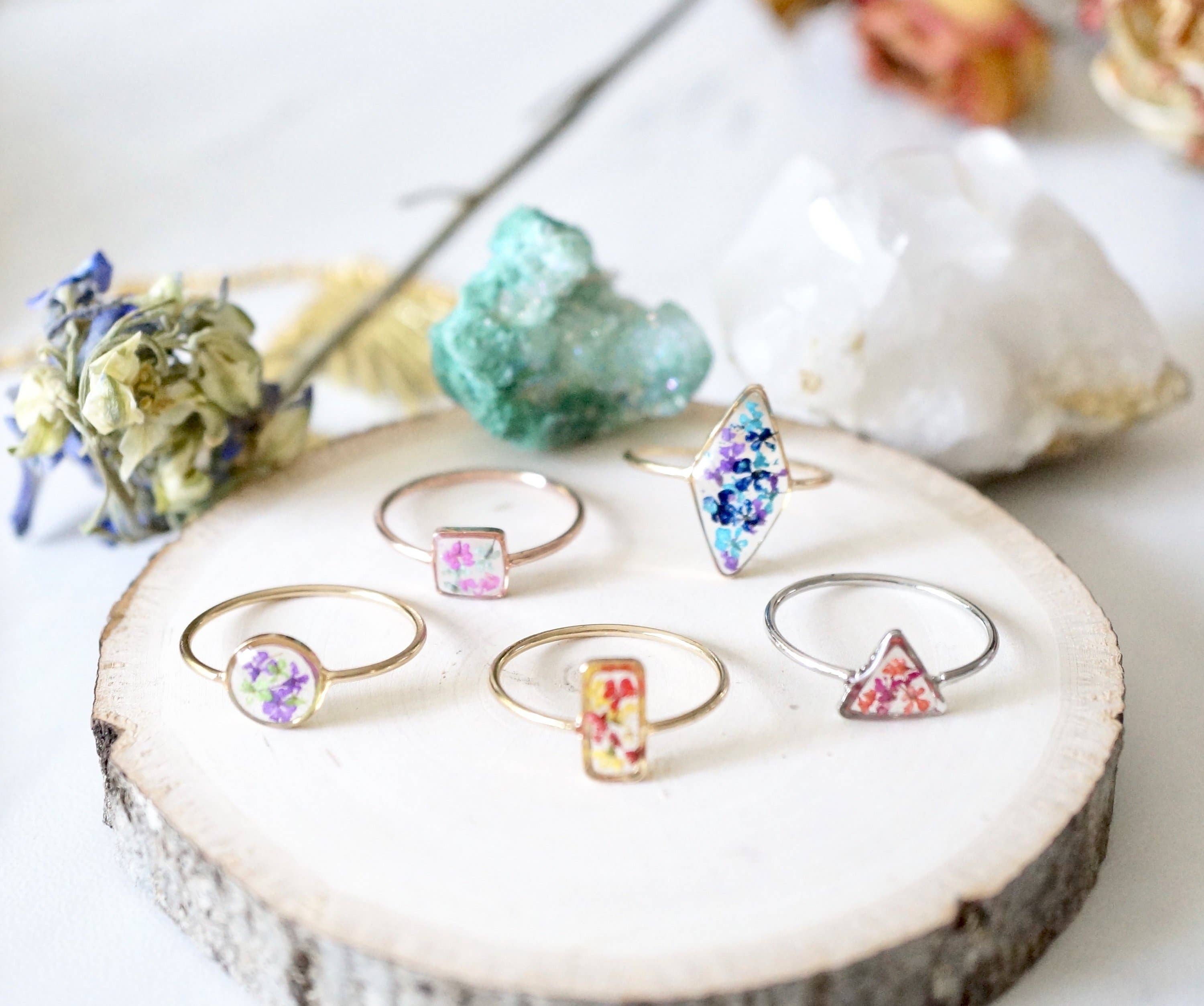 Ann + Joy - Wholesale Cocktail/gelegenheidsring - Echte geperste bloemen- en harsring, gouden manen in blauw en groenblauw8