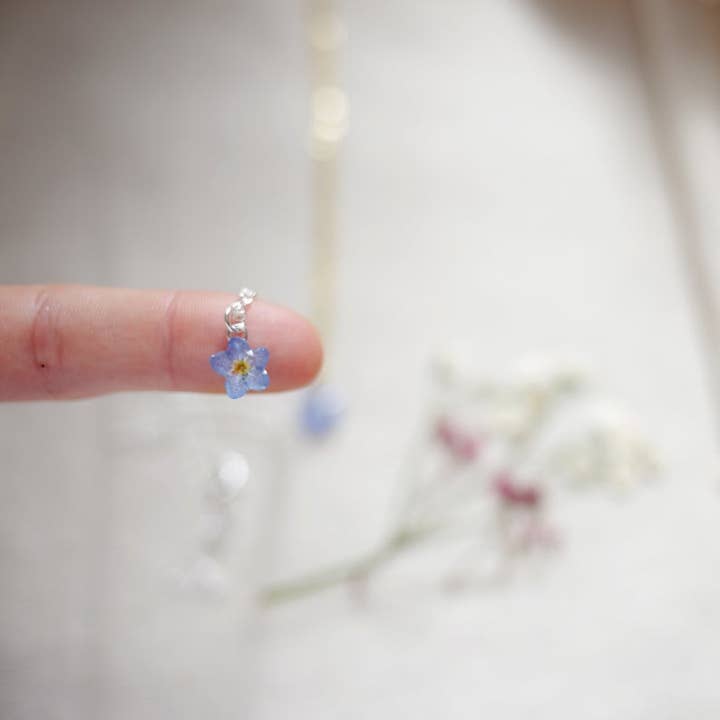 Nordic Flowers – wholesale Pendant/charm necklace – Forget Me Not Single Pressed Flower Resin Necklace
