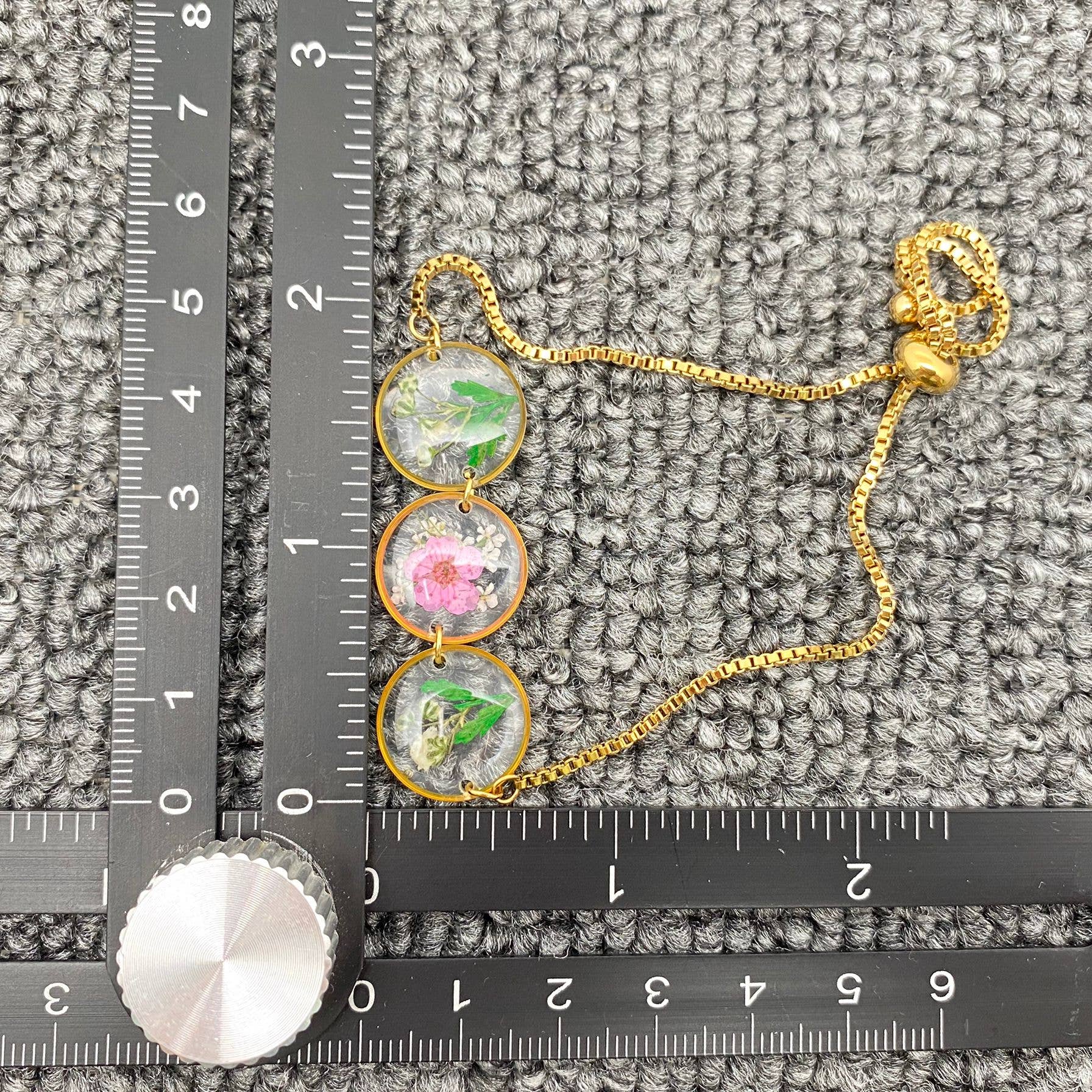 Mio Queena - Wholesale Charm/Dangle Bracelet - Floral Round Charm 18K Gold Plated Stretchable Bracelet -PDF3