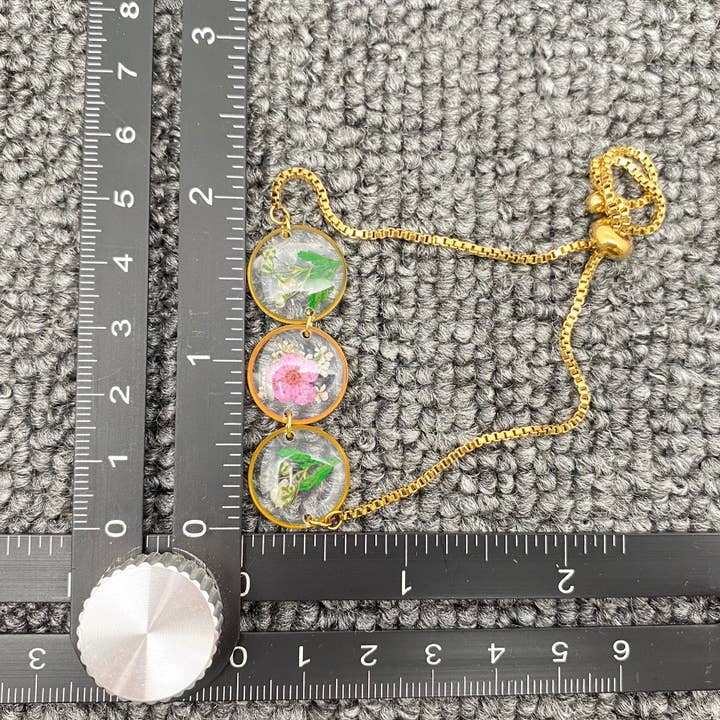 Mio Queena - Wholesale Charm/Dangle Bracelet - Floral Round Charm 18K Gold Plated Stretchable Bracelet -PDF3