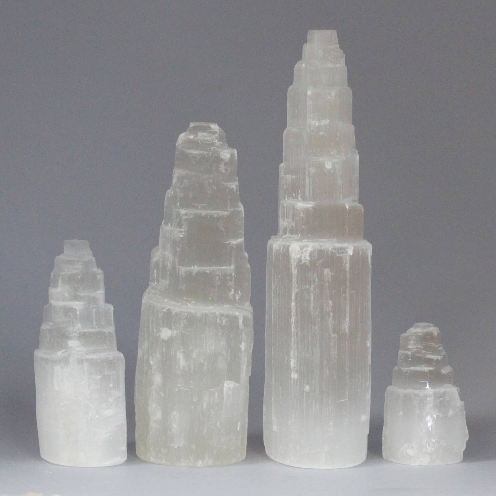 AW Artisan - Vente Pierre et cristal de spiritualité - Tour en sélénite naturelle - 5 cm2