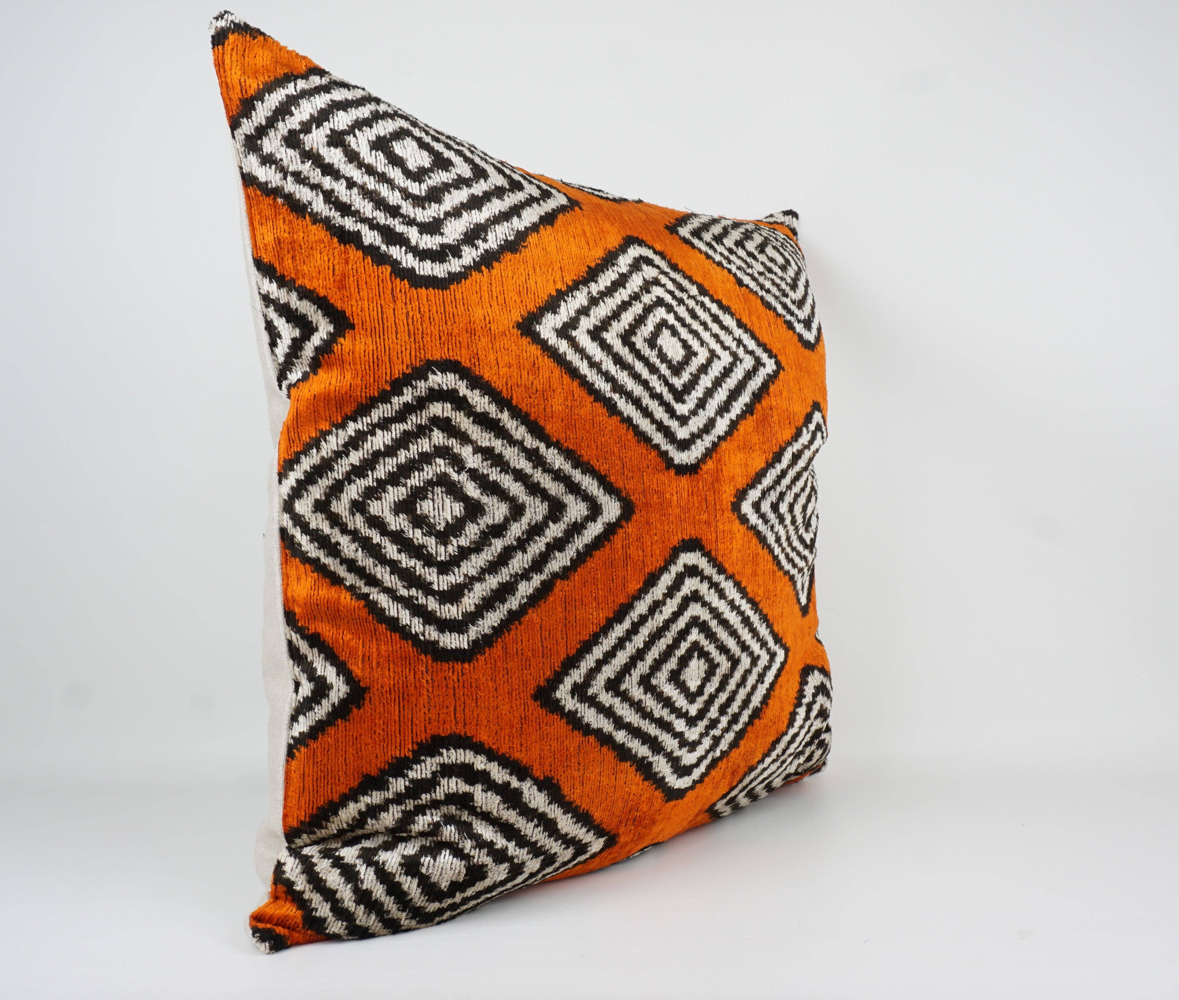 MD Home – wholesale Prydnadskuddfodral – HANDGJORD IKAT SILKE/SAMMET KUDDFODRAL 24"x24"2