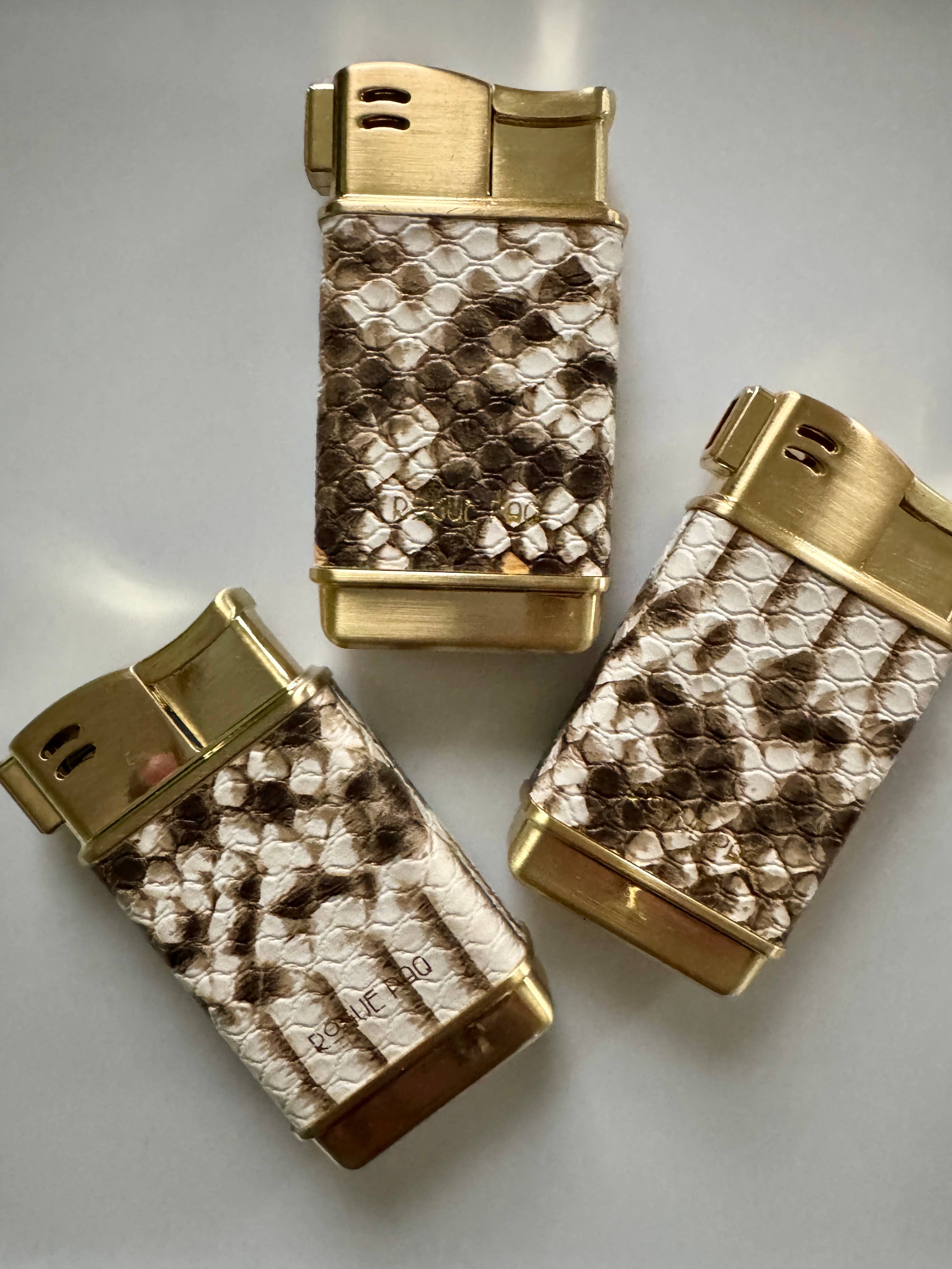 Rogue Paq - Venta al por mayor Encendedor - Encendedores de Tono Dorado Recargables en Piel Vegana de Lagarto y Serpiente9