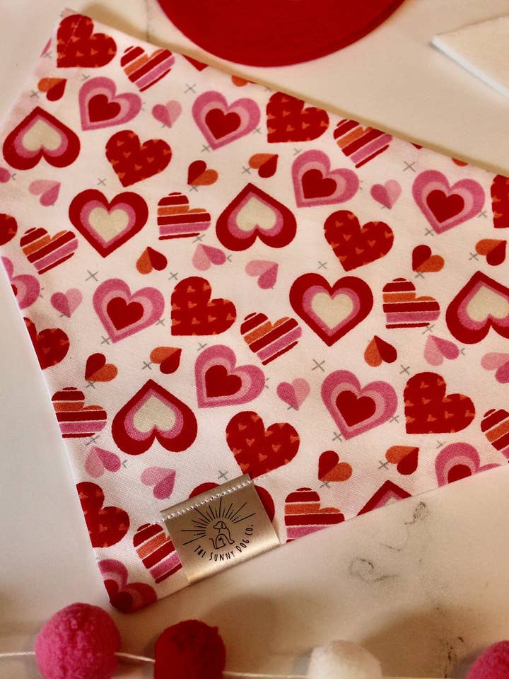 Bandana pour chien Queen of Hearts pour la vente par The Sunny Dog Co