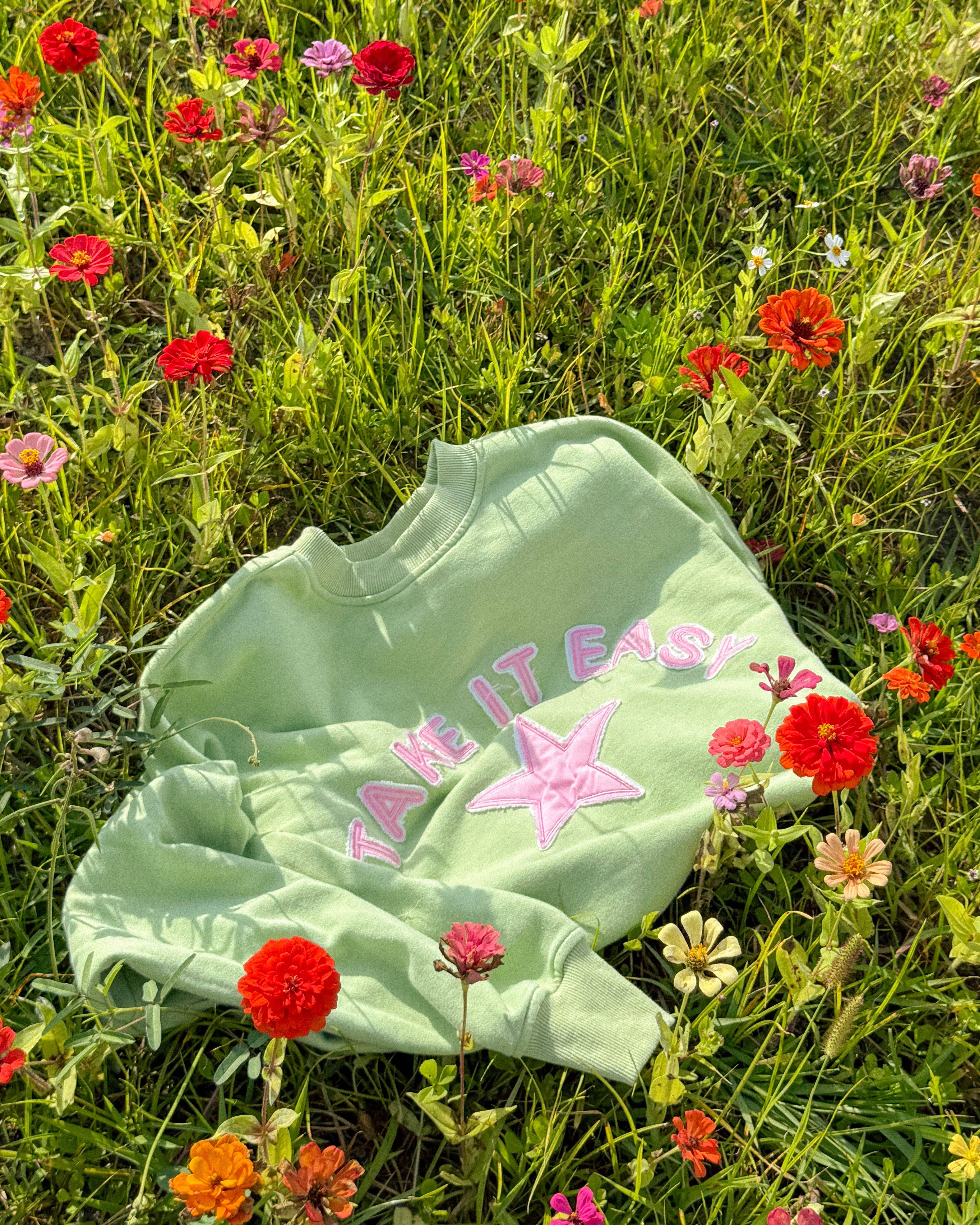 The Beach Club – Großhandel Sweatshirt mit Grafikdruck – Damen – Boxy-Crewneck "Take It Easy"0