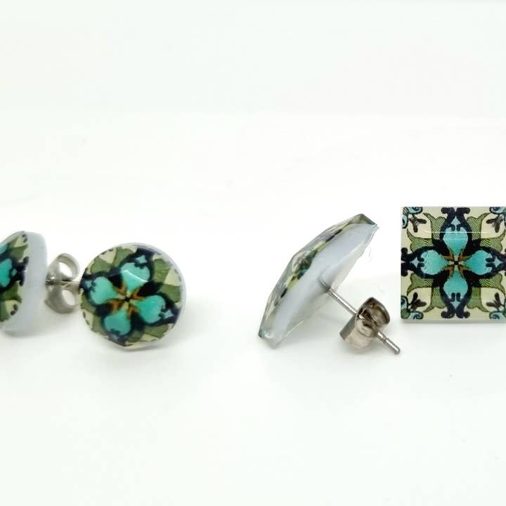 Ensemble de deux paires de petites boucles d'oreilles à tige, rondes et carrées. pour la vente par LUSO TILES JEWELRY