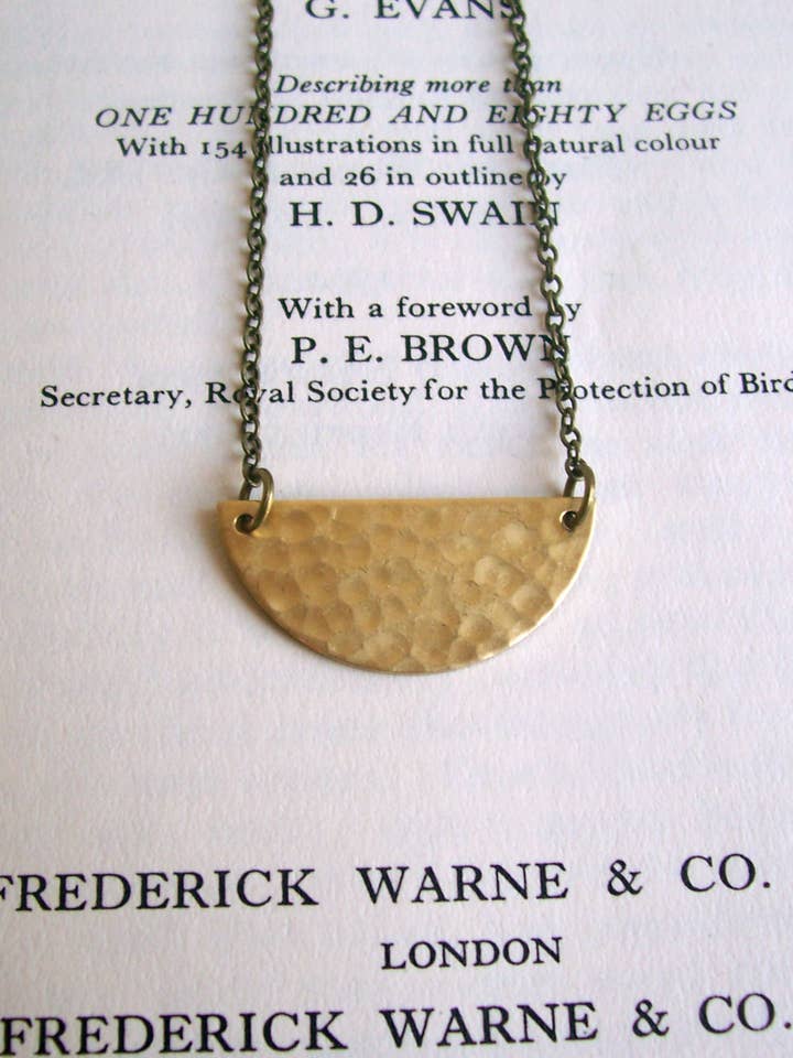 Gouden Halve Maan halsketting - halve cirkel van messing voor wholesale door The Magpie's Daughter