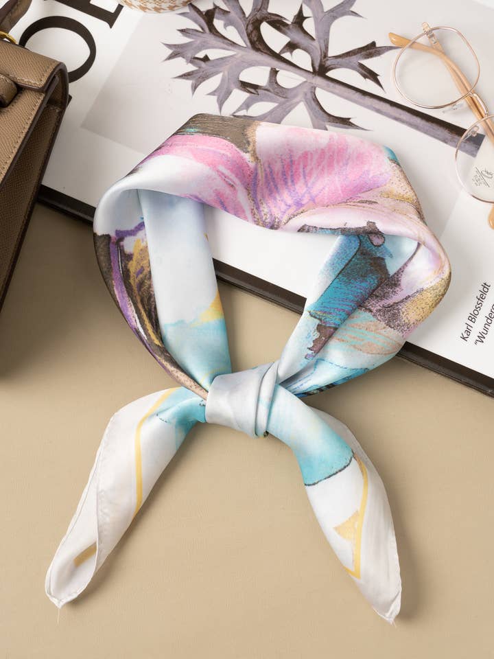 Foulard 70 x 70 in poliestere effetto seta con motivo floreale artistico per la vendita all'ingrosso da parte di COSMOS