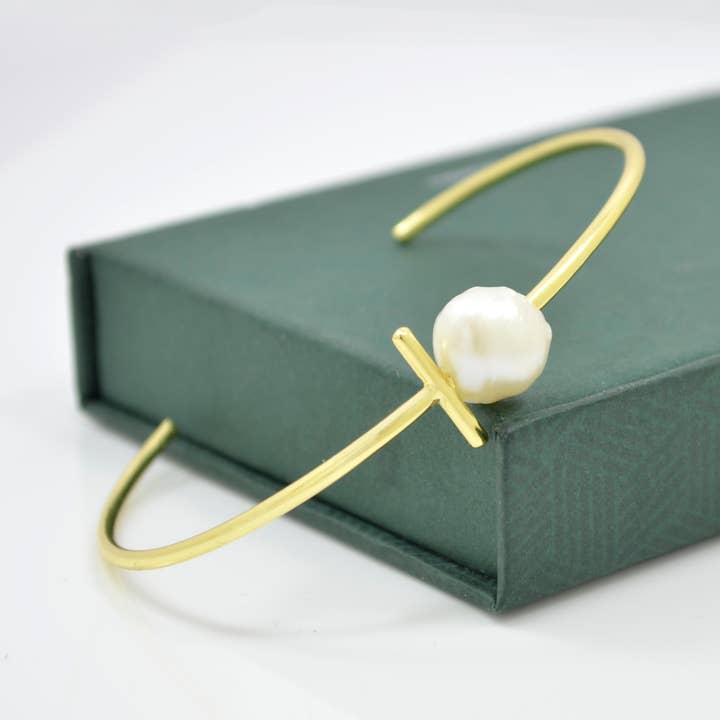 Schmuckoo Berlin - Wholesale Cuff Bracelet - Baroque Pearl Cuff Gold Bangle