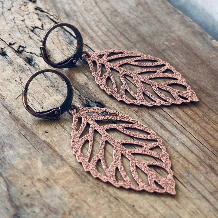 Orecchini a foglia intagliata in rame Woodland Jewelry per la vendita all'ingrosso da parte di Fuchsia Bloom Studio