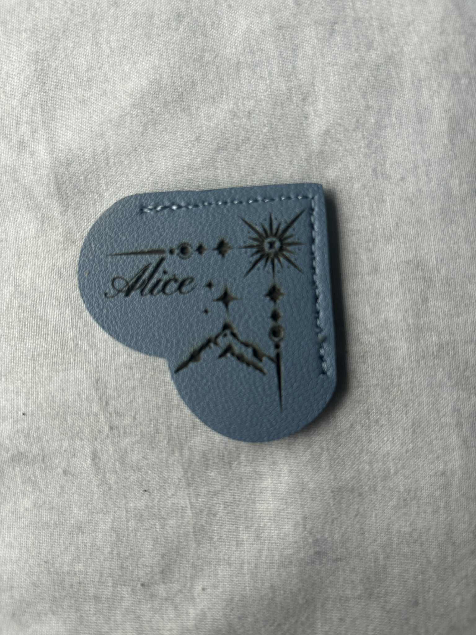 Cryptid Creations – wholesale Bokmärke – Bokmärke i konstläder format som ett hjärta med gravyr1