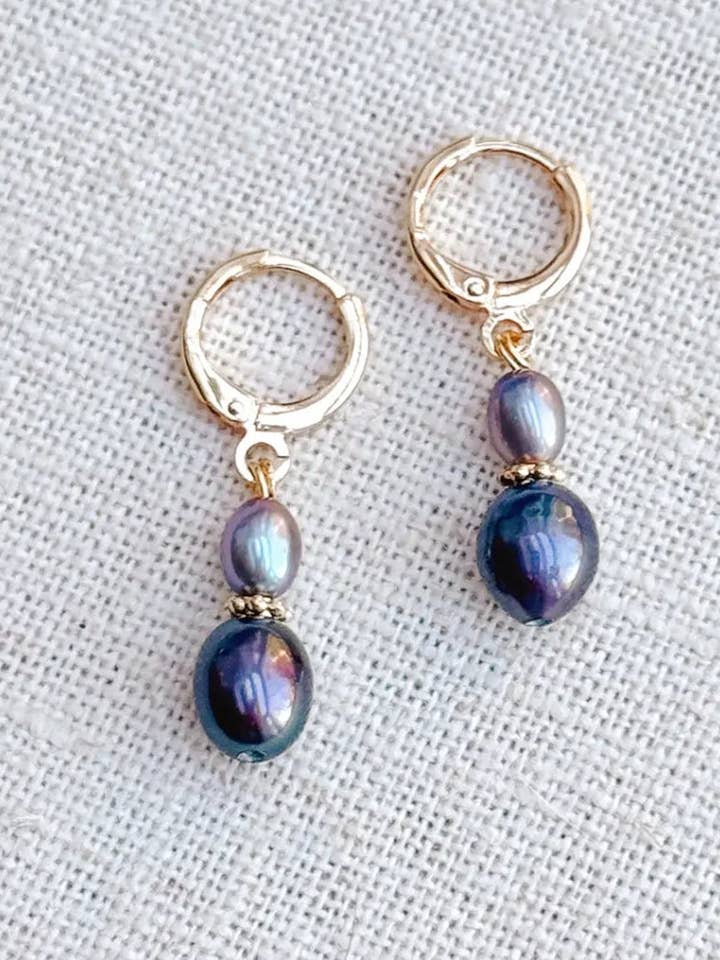 Orecchini a cerchio con pendente di perla grigia per la vendita all'ingrosso da parte di Wake Up & Glow