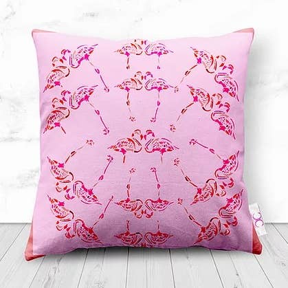 Coussin Scatter Soie Flamant Fushia pour la vente par Chloe croft London limited