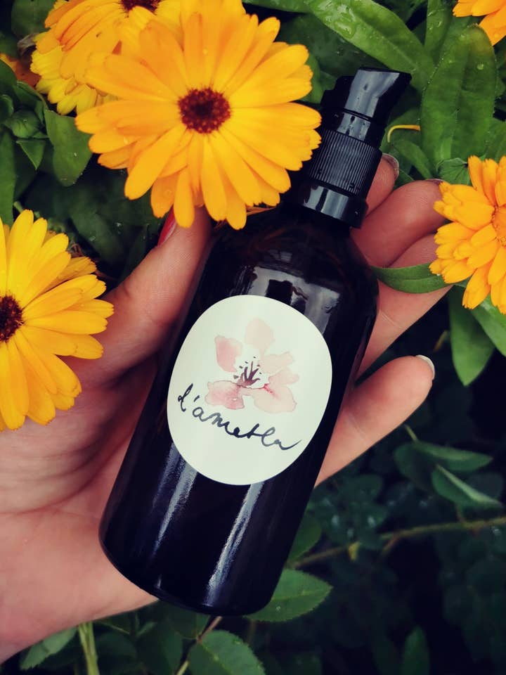 Huile d'amande bio pressée à froid au calendula pour la vente par Dametla