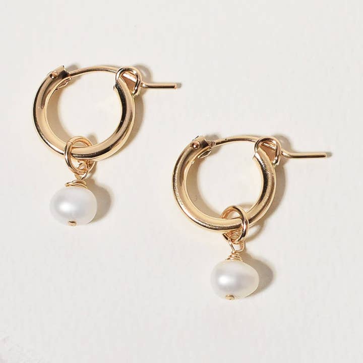 Pearl Charm Huggie Hoops voor wholesale door Loveable