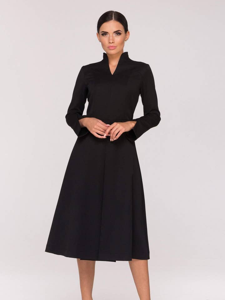 Abito midi svasato nero a collo alto per la vendita all'ingrosso da parte di TAVROVSKA