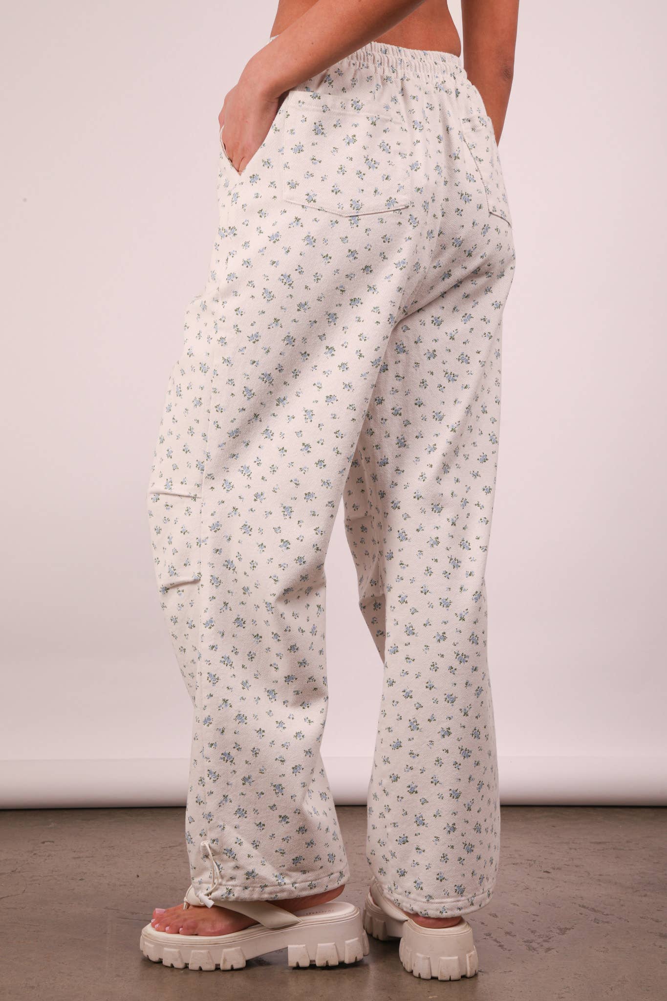 VERY J - Wholesale Pants - Women's - NP70723-Floral Printed Linen Parachute Pants3