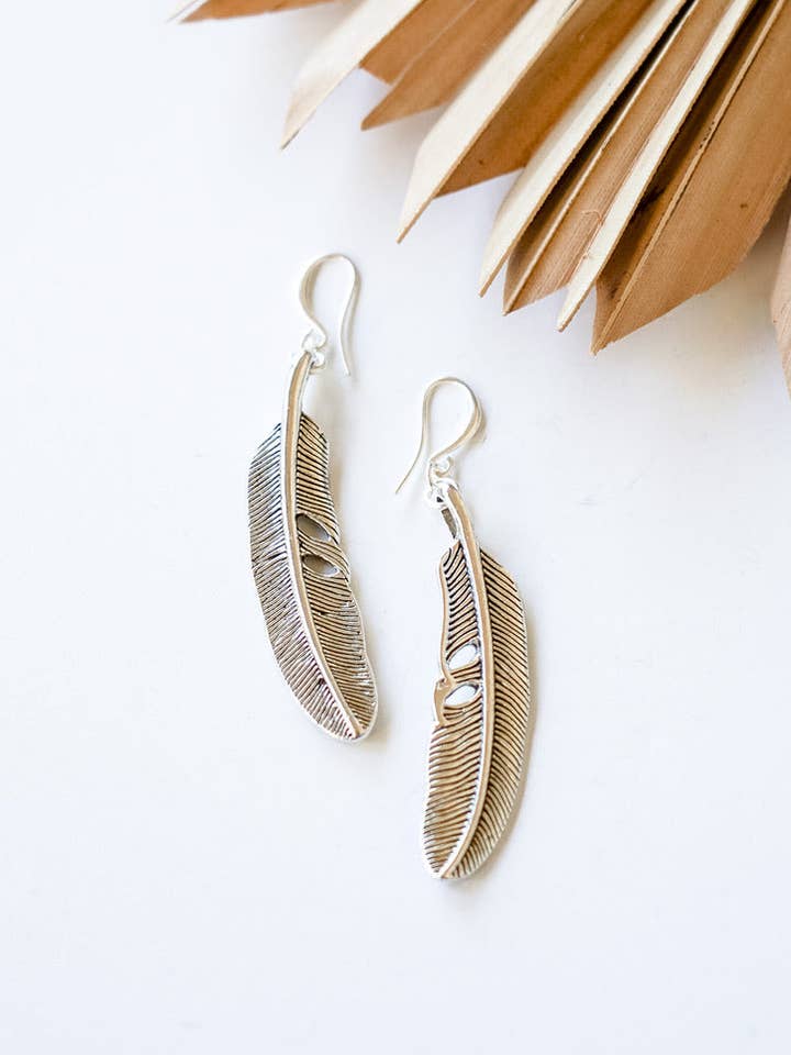 Boucles d'oreilles en alliage à plumes de queue pour la vente par Bali Queen