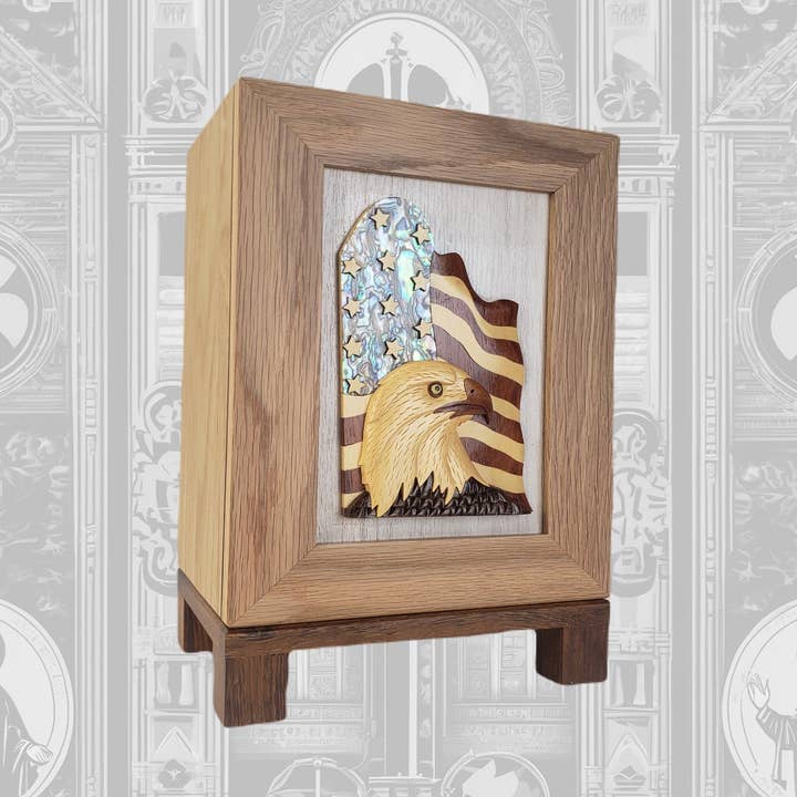 Urne en bois avec aigle des États-Unis - Bois fait main et coquille d'ormeau pour la vente par Positive Urns
