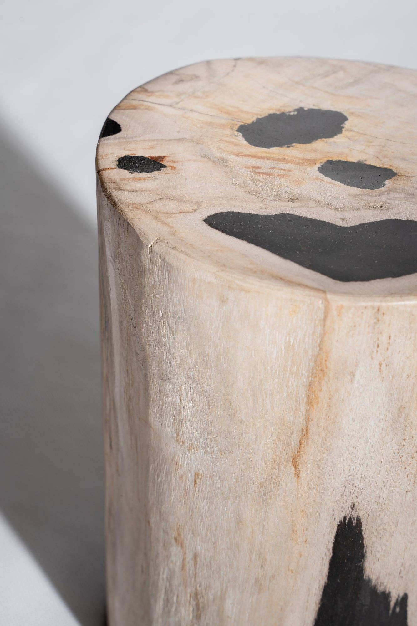 Office Objets - Wholesale Side Table - White petrified wood side table with black spots H:27.5 D:1879