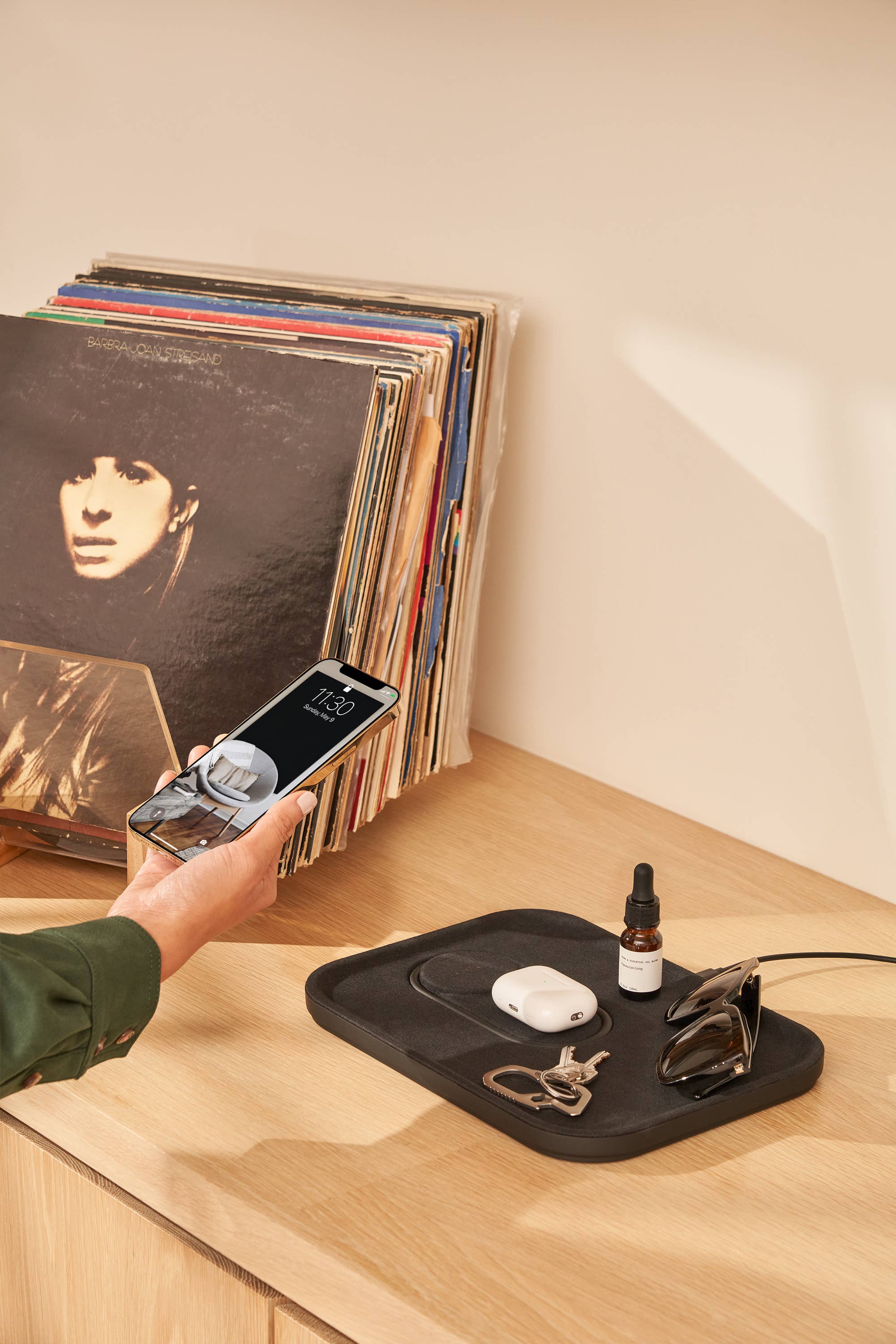 Courant - Wholesale Charging Dock - MAG:3 -Essentials Linen Wireless Dual Charge Tray (Magnetic)4