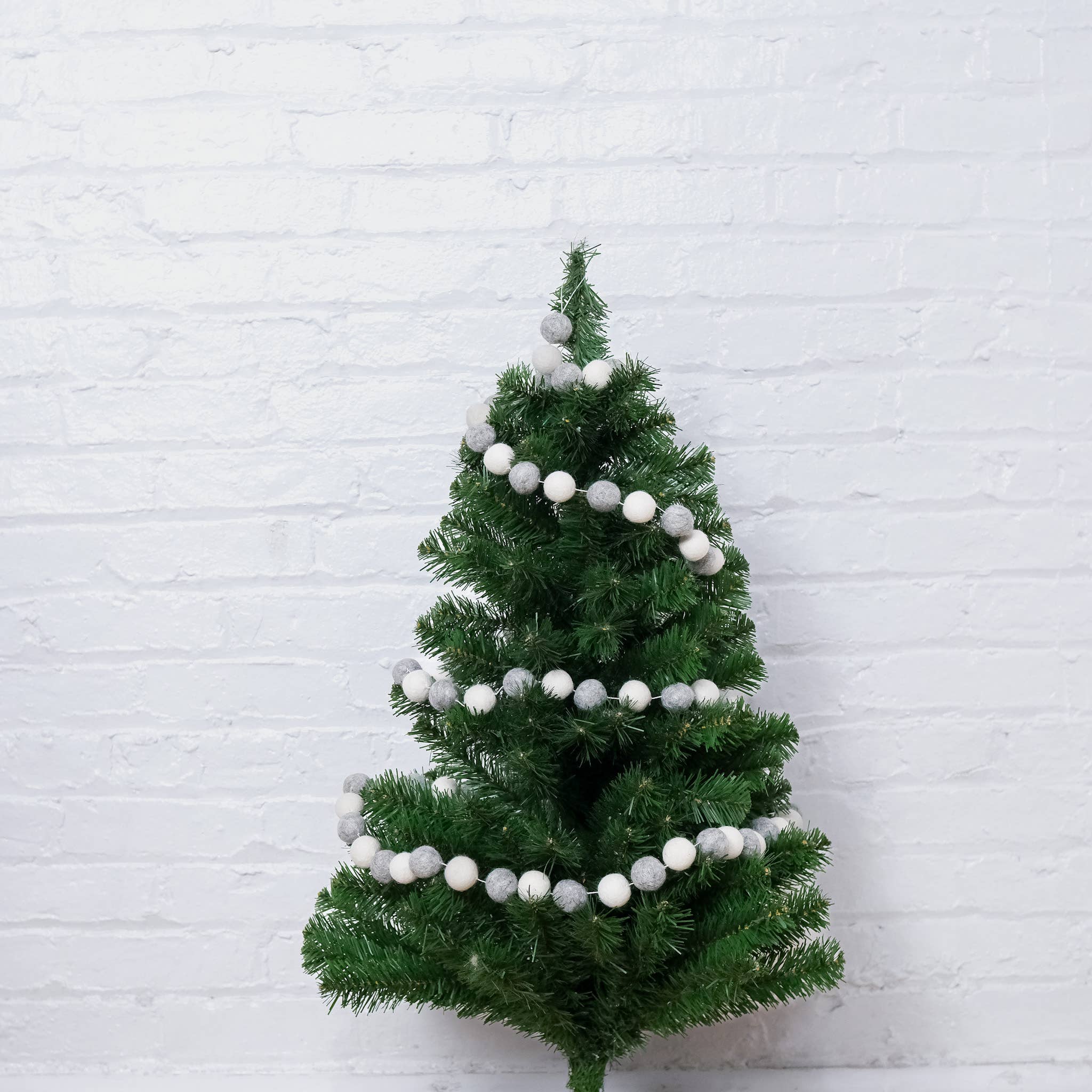 Karma Nepal Crafts – Engroshandel Kunstigt juletræ – Filtet Pom Pom Juleguirlande6