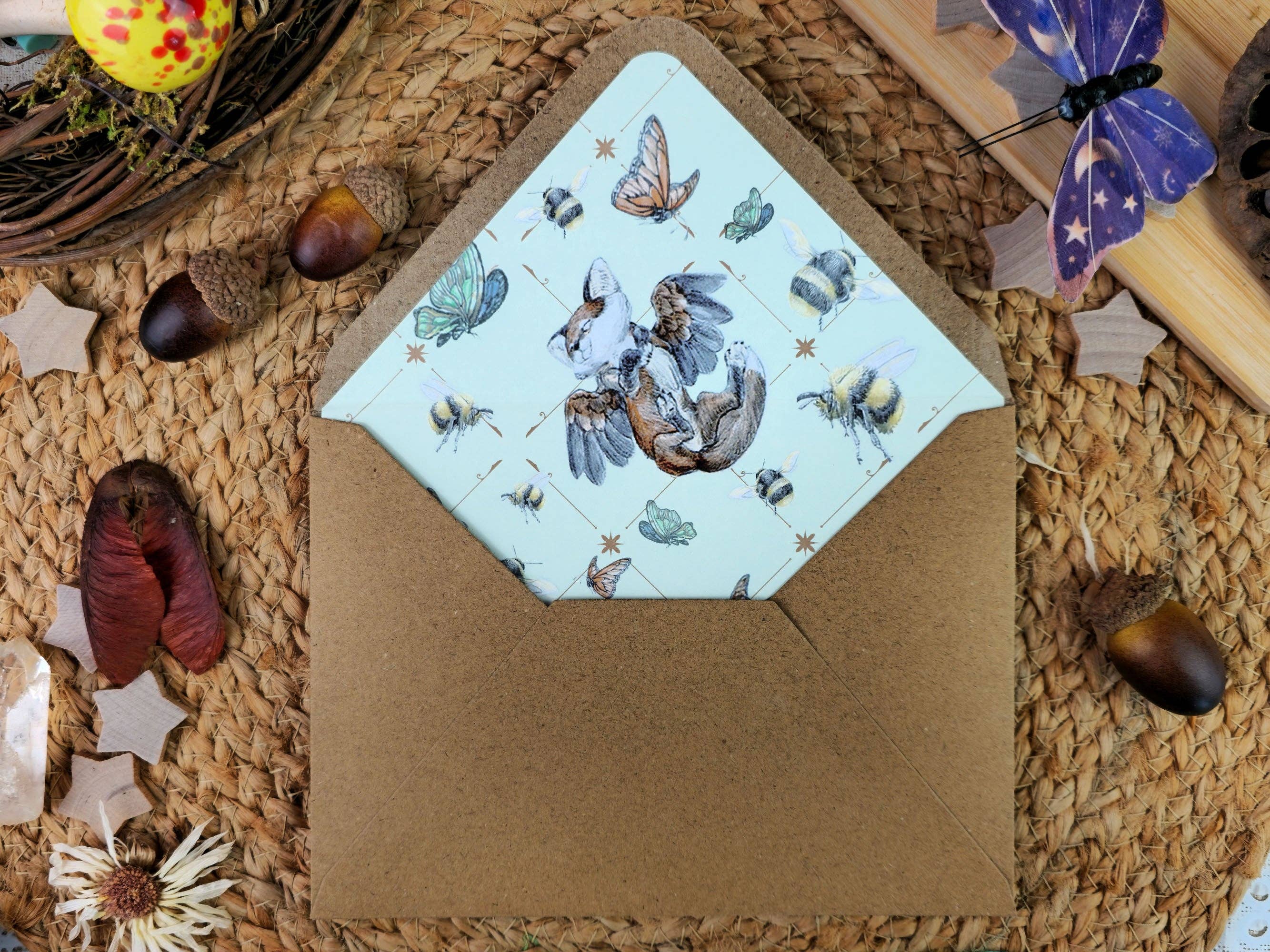 Wings of Fantasy - Vendita all'ingrosso Set di cartoleria/cancelleria - Set di Scrittura con Volpe Fantastica | Set di Scrittura Stile Art Nouveau | Cartoleria Stile Vintage con Sigilli di Cera | Regalo di Cartoleria per Amici di Penna6