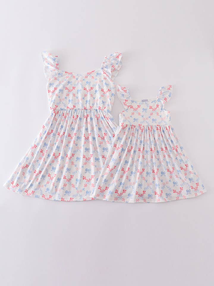 Blauwe strikroosterprint mama&ik jurk voor wholesale door Aspen Rain Boutique