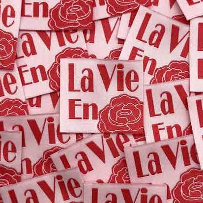 Eingenähtes Gewebtes Etikett: La Vie en Rose - ROSA für den Großhandel von L’Étiquette Home Couture